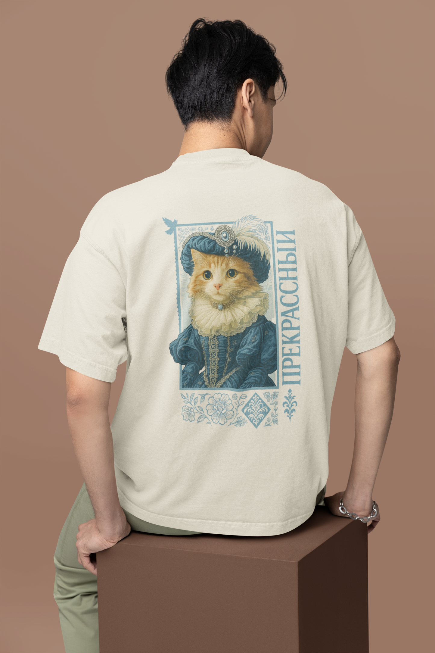 Oversize Elegant Cat